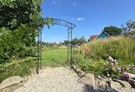 Tolles Landhaus mit angebautem Nebengebäude und Garten in sehr ruhiger und ebener Sonnenlage an einer Sackgasse