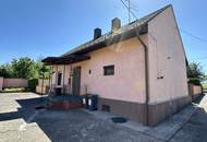 Bungalow mit (Feuchtigkeitsschäden) Garage und Nebengebäude zu verkaufen