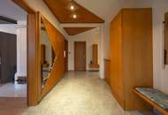 Einfamilienhaus mit Keller, Garage und Pool!