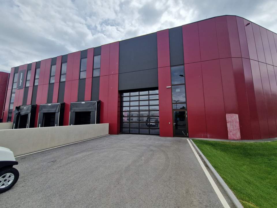 PRODUKTIONS- UND HALLENFLÄCHEN IN HOCHMODERNEM BUSINESSPARK SAMT DIREKTEM BAHNANSCHLUSS MITTEN IN DER STADT