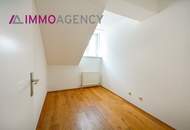 3 Zimmer Dachgeschoßwohnung mit großer Wohnküche in saniertem Altbau