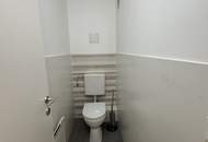Großzügige und helle 2 Zimmer Wohnung im Dachgeschoss | ca. 63 m² | Klimaanlage | zzgl. PKW-Stellplatz | Friedrich Schiller-Straße