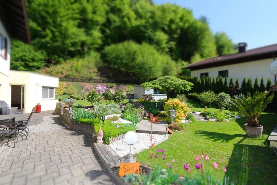 Großräumige Erdgeschosswohnung mit fantastischem Garten