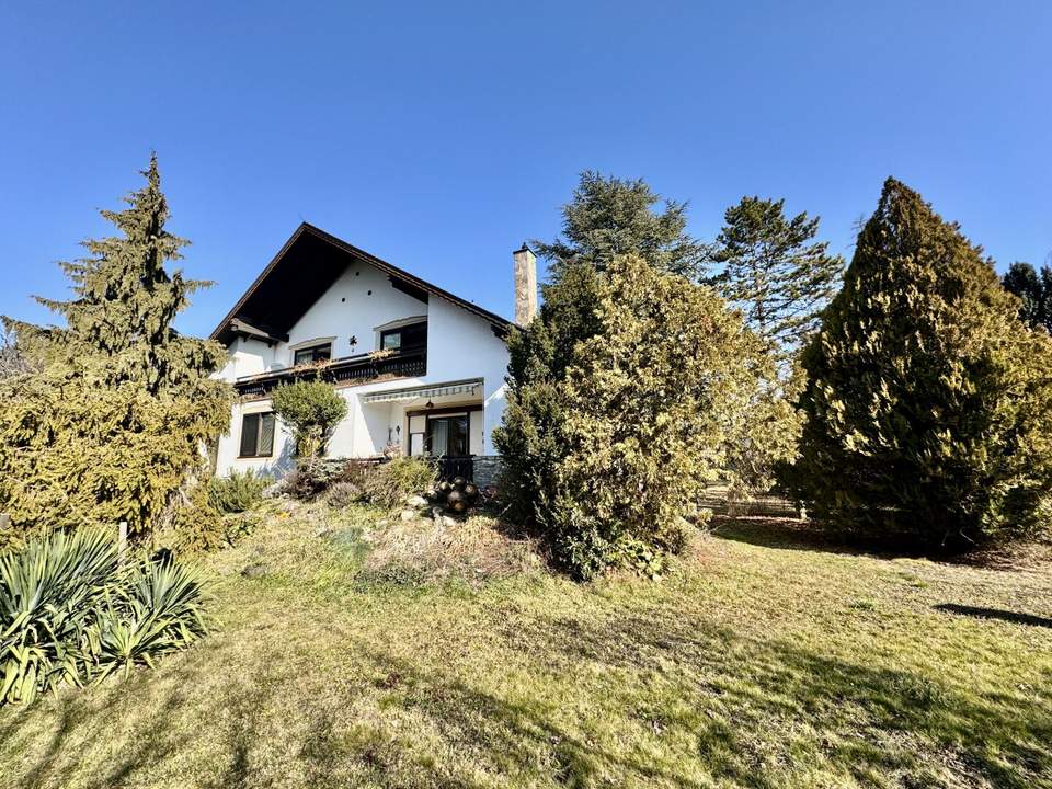 GROßZÜGIGES ZWEIFAMILIENHAUS MIT 1.548 m² TRAUMGARTEN IN ZENTRALER GRÜNLAGE