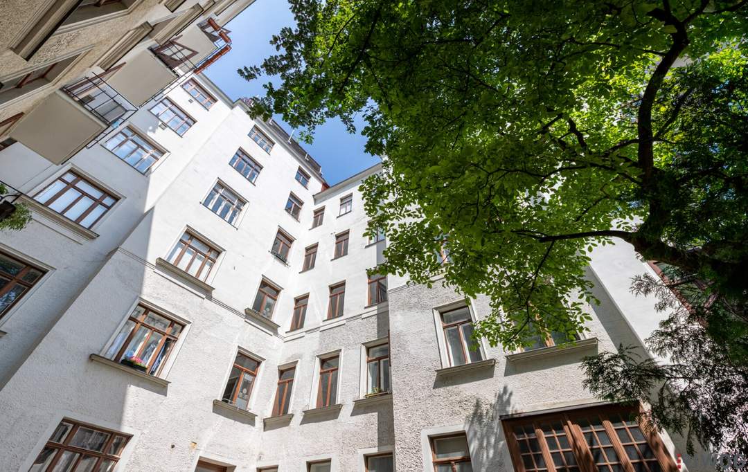 MITTEN IM SIEBTEN | Südseitige Stil-Altbauwohnung mit Grünblick | Hofruhelage | Prachtvolles Jahrhundertwende-Haus