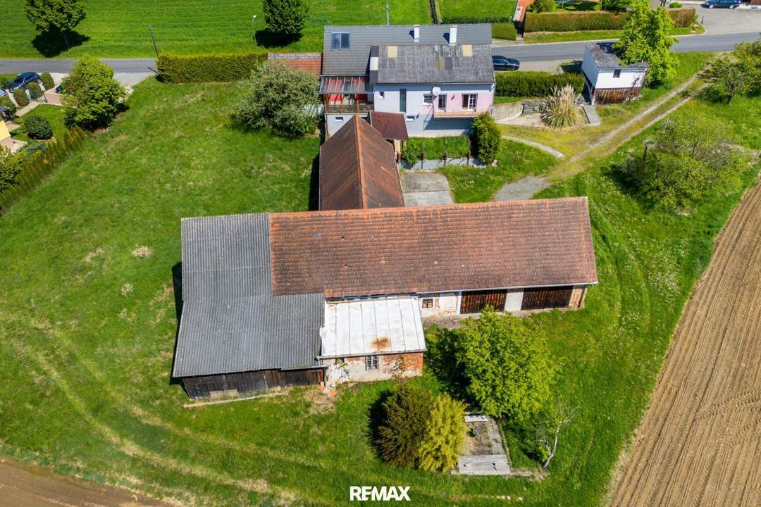 Einfamilienhaus mit großem Grundstück und Nebengebäuden
