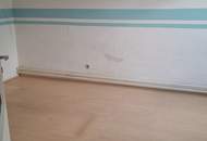 Sanierungsbedürftiges Einfamilienhaus mit diversen Nebenräumen!