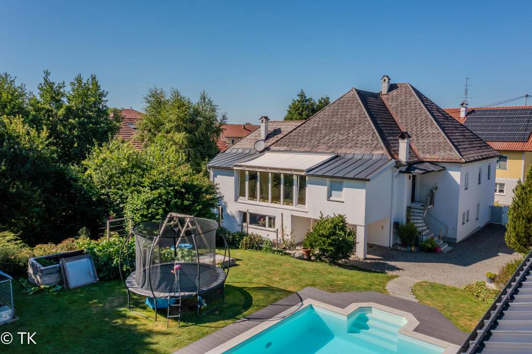 Großzügiges Wohnhaus mit Pool