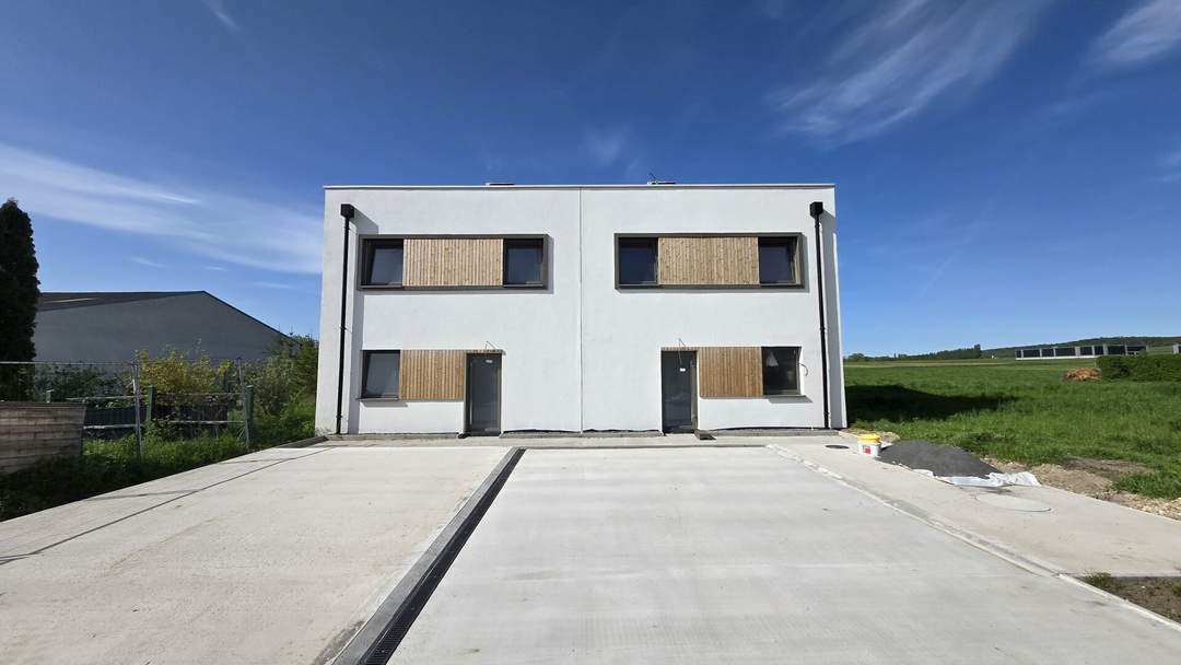 Erstbezug: Modernes Wohnen in stilvoller Doppelhaushälfte mit Garten und 2 Stellplätzen in 2100 Stetten, Niederösterreich!