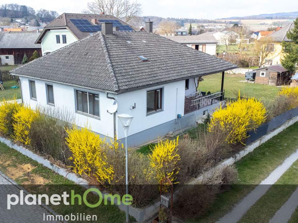 Geräumiger Bungalow und großer Garten mit Party-Hütte