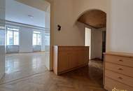 ROHDIAMANT IN TOPLAGE! U6 DIREKT. SANIERUNGSBEDÜRFTIGE 3,5 ZIMMER. FISCHGRÄTPARKETT.