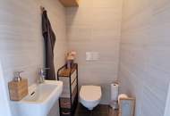 SENSATIONSPREIS! LICHTDURCHFLUTETE DACHGESCHOSSWOHNUNG MIT TERRASSE, TIEFGARAGENPLATZ &amp; PERFEKTEM GRUNDRISS – NUR 400 METER BIS WIEN!