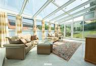 Sie suchen ein stilvolles Zuhause an der Weinstraße mit Fernblick, Wellnessbereich und eigenem Weinkeller? Dann sollten Sie sich diese besondere Immobilie unbedingt ansehen!