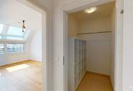 Moderne Dachgeschosswohnung, klimatisiert und gut geschnitten
