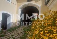 WOHN-UND GESCHÄFTSHAUS AUS DEM 16. JAHRHUNDERT IM HERZEN VON LANGENLOIS 100 m Kellerröhre, Nebengebäude, Innenhof, Geschäftslokale, usw.