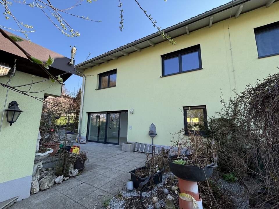 Neuwertige Doppelhaushälfte in Luftenberg: 4 Zimmer, Garten, 2 Garagen – Top Preis!