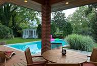 Landhausvilla mit grossem Pool und parkähnlichem Garten in zentraler Villenlage (Provisionsfrei)