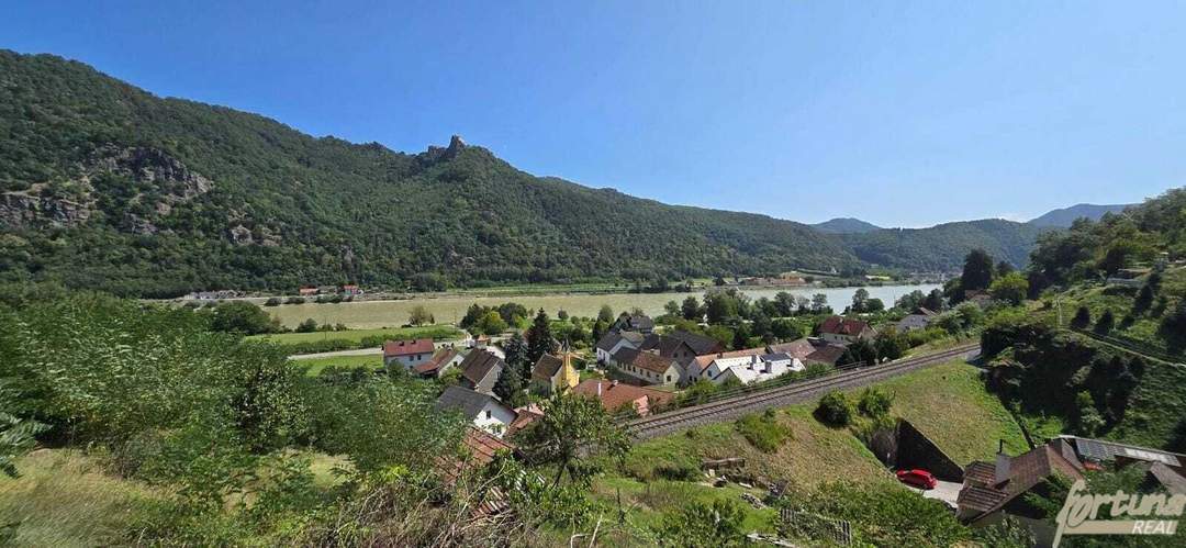 Wachauromantik: Landhaus mit terrassenförmigem Grundstück – Donaublick vom oberen Grundstücksbereich