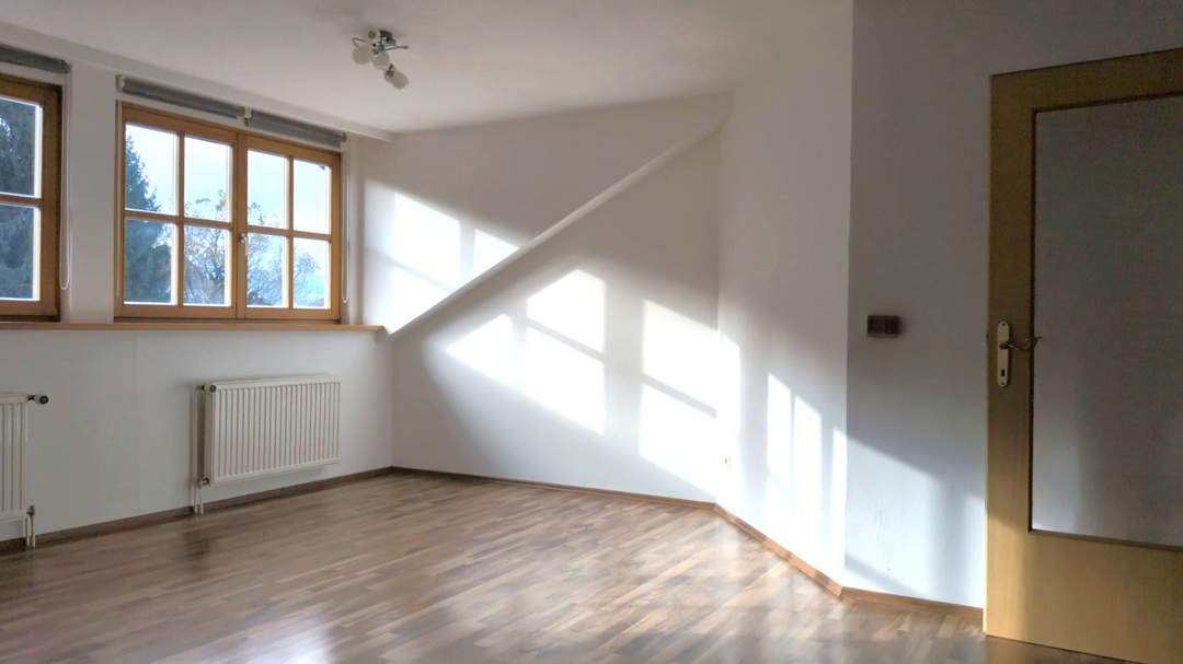 Charmante 2-Zimmer Dachgeschosswohnung mit Parkplatz in ruhiger Lage