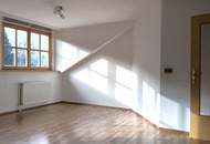 Charmante 2-Zimmer Dachgeschosswohnung mit Parkplatz in ruhiger Lage