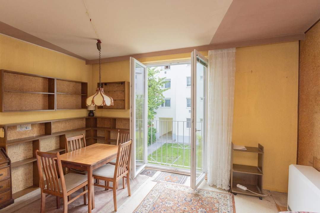 Sanierungsbedürftige, komplett hofseitige 4-Zimmer-Wohnung!