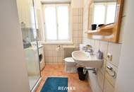 Voll möblierte Wohnung mit 3 Schlafzimmern, Küche und Parkplatz in zentraler Lage! WG tauglich!