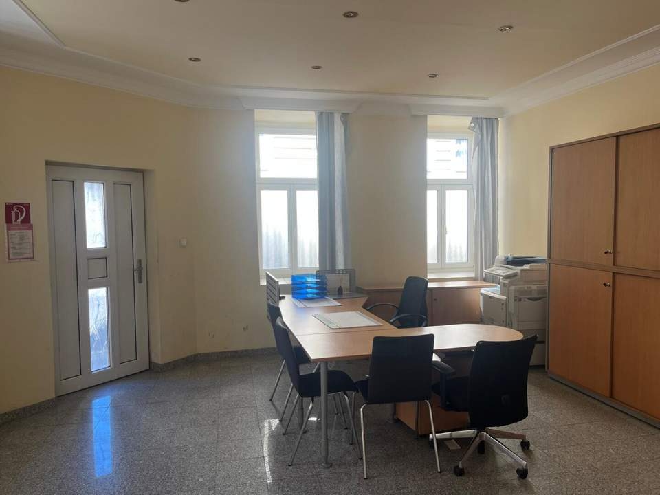 Toßgasse - repräsentatives Altbaubüro mit Straßeneingang zu vermieten