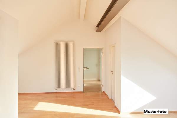 Großzügige Dachgeschosswohnung mit Loggia, Garten und Carport