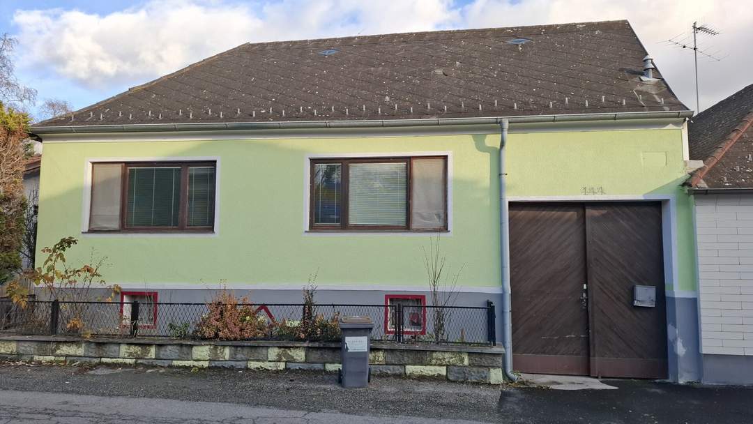 Sanierungsbedürftiges Einfamilienhaus mit diversen Nebenräumen!