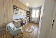 Stadtliebhaber aufgepasst! Einladende 3-Raum Wohnung mit dem Vorteil einer großen und sonnigen Loggia mit herrliche Aussicht! Erstklassige Infrastruktur!