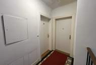 UNBEFRISTET - helle 2,5-Zimmer Dachgeschosswohnung mit Wohnküche, Schrankraum, 26 m2 Dachterrasse und Kellerabteil nahe Schönbrunn