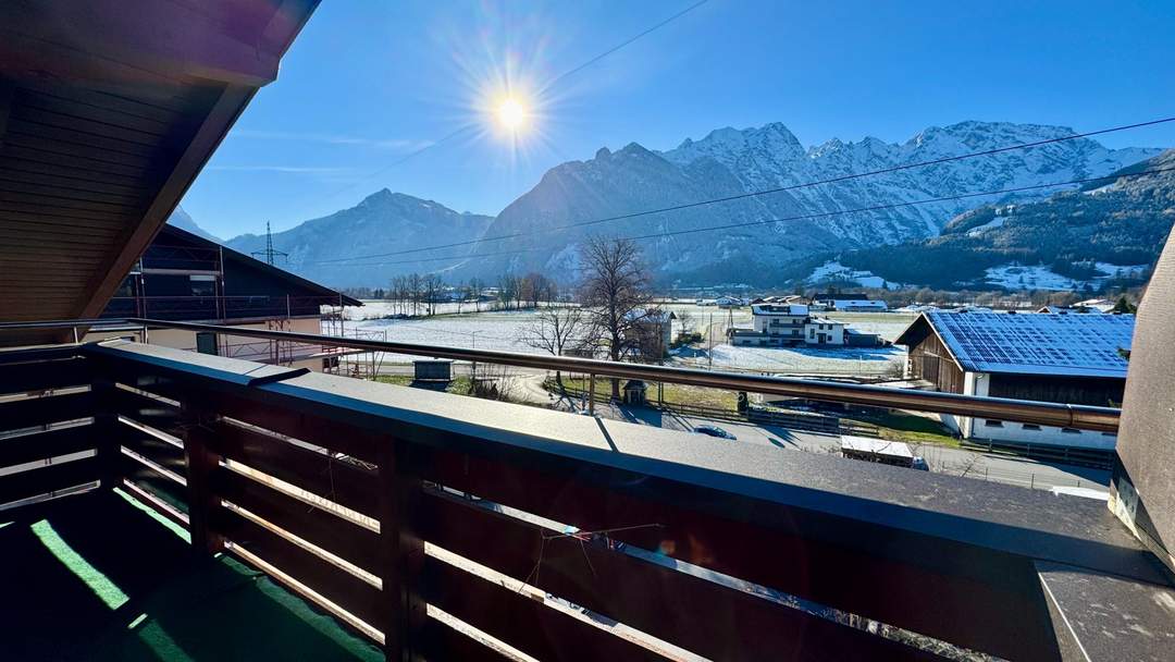 Blick in die Berge: 3 Zimmer-Dachgeschoss-Wohnung mit Balkon