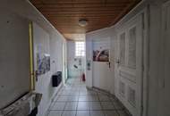 LIEBEVOLLES, SANIERUNGSBEDÜRFTIGES LANDHAUS MIT KLEINEM HOLZSCHUPPEN UND RUHIGEM INNENHOF MIT BESTER INFRASTRUKTUR UND BAHNANBINDUNG