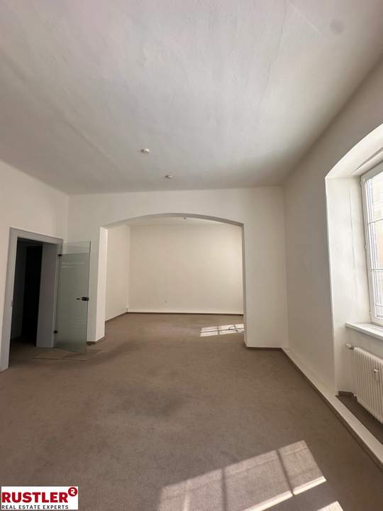 Helle Bürofläche mit Nutzungsflexibilität im Zentrum