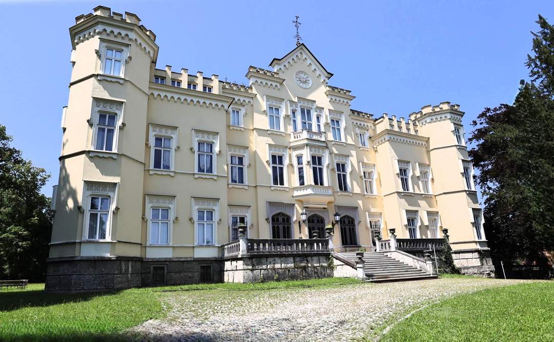 Herrschaftlich wohnen im Schloss Vogelsang! Barrierefreie 2-Raum-Eigentumswohnung mit PKW-Abstellplatz