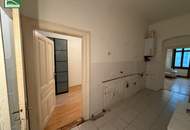 LEERSTEHEND! RENOVIERUNGSBEDÜRFTIGE WOHNUNG IN GEPFLEGTEM ALTBAU - LIFTBENÜTZUNG INKLUSIVE! SCHLAFZIMMER HOFSEITIG!