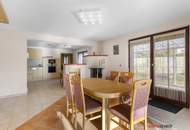 Schöner Privatwohnsitz mit großem Garten, 5 Schlafzimmern, 4 Bädern und Einliegerwohnung