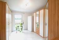 Neuwertiges Haus auf großem Baugrund in Randlage