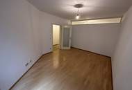 KARLSPLATZ IS CALLING: ruhige 2-Zimmer-Wohnung mit Gemeinschaftsdachterrasse!