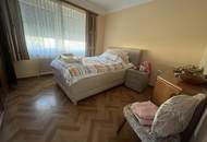 Haus in Grünruhelage mit offener Terrasse, Balkon und Garage