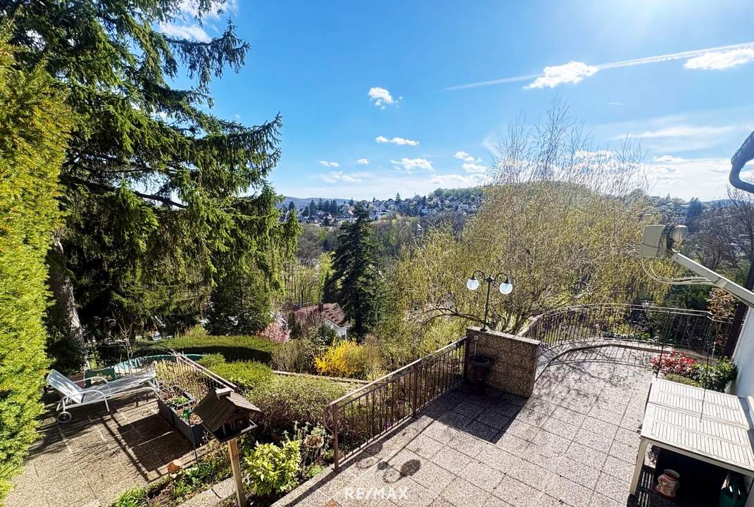 Grünes Refugium mit Pool, Terrasse und herrlicher Aussicht