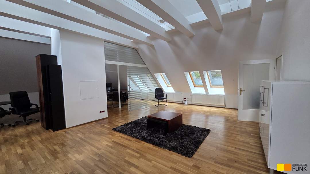Altbaubüro mit großzügigen Räumen