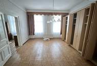 3,5-Zimmer-Wohnung mit Sanierungsbedarf und 20 m² großer Loggia im Innenhof! Plus rundum saniertes Haus!