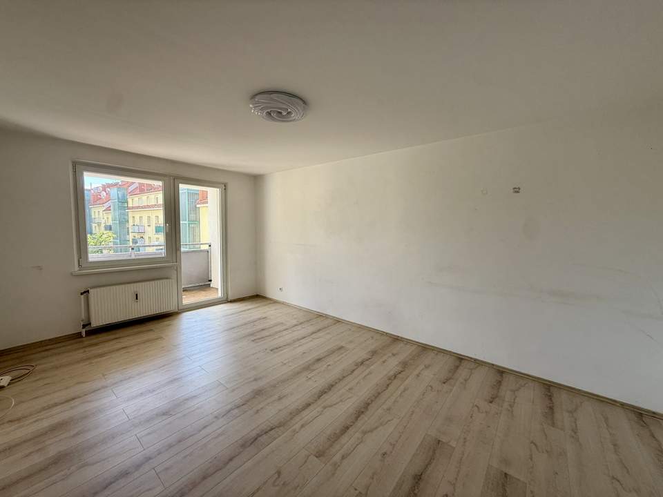 Lichtdurchflutete 2 Zimmerwohnung mit Loggia!