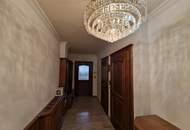 LIEBEVOLLER, SEHR GEPFLEGTER BUNGALOW SAMT NEBENGEBÄUDE MIT PARKÄHNLICHEM GARTEN IN TRAUMHAFTER WOHNLAGE MIT HERRLICHEM GRÜNBLICK DIREKT AN FELDER DER REGION ANGRENZEND