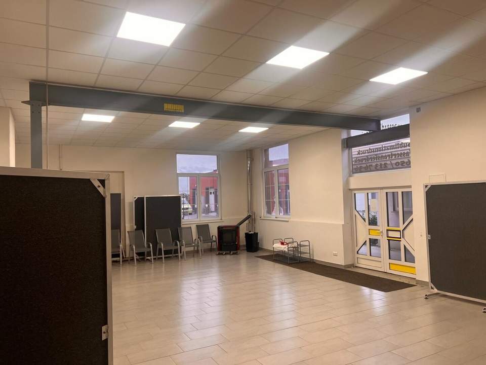 Vielseitige Halle ca. 90 m² – Lager, Werkstatt, Büro, Ordination oder Ausstellungsraum