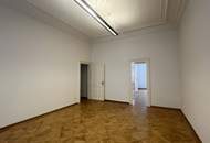 UNBEFRISTET - Repräsentative 9-Zimmer Altbauwohnung mit Balkon und Blick auf das Rathaus – ca. 293 m² in bester Innenstadtlage - auch ideal als Büronutzung