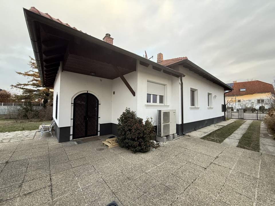 Charmanter Bungalow mit großem Grundstück in Münchendorf