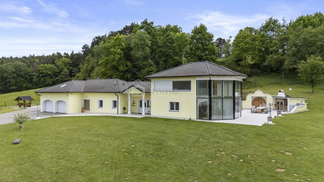 Exklusives Wohnparadies in traumhafter Alleinlage Mit Gästehaus, Halle, Weinkeller &amp; weiteren Highlights – auf ca. 62.000 m² Grundstück, davon 10.000 m² Bauland!