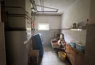 Sanierungsbedürftiges Mehrfamilienhaus mit großem Grundstück und hoher Bebauungsdichte